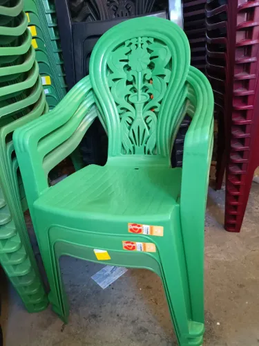 Cadeira de plástico com braço