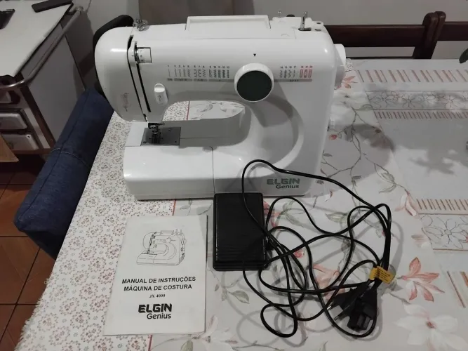 Máquina de Costura Elgin Genius JX4000