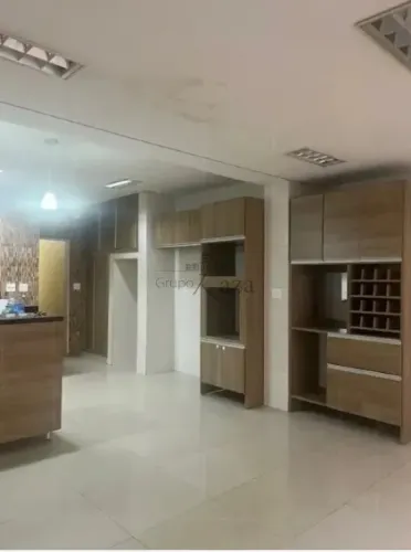 Casa Comercial - Campo Belo - 4 Dormitórios - 220m².