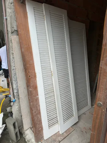 Porta dupla veneziana em madeira maciça