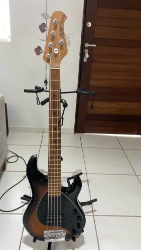 Baixo Esterling Ray 35.