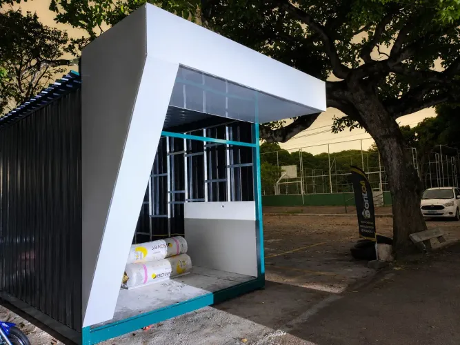 Fachada de ACM com letras de caixa alta