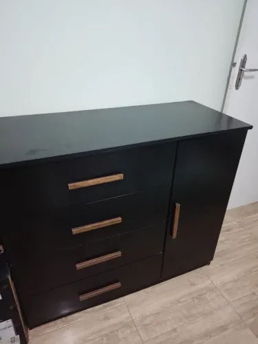 Cômoda com uma porta e 4 gavetas - Perfeito Estado