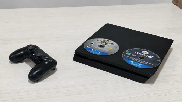 PS4 FAT seminovo com 2 jogos e 1 controle