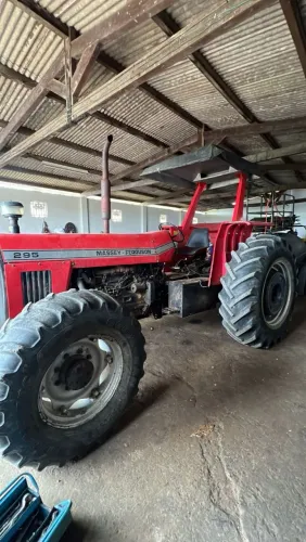 Vendo Trator MF 295 em perfeitas condições pra trabalhar