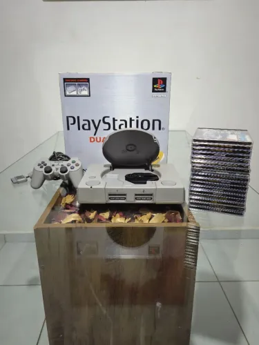 PlayStation 1 em excelente estado, funcionando perfeitamente.