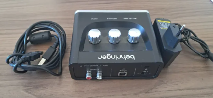 Interface de áudio Behringer U-Phoria UM2 preta