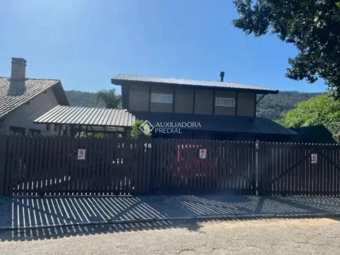 Casa com 2 suítes e 310m² no Village I na Lagoa da Conceição