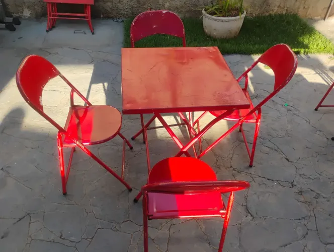 Jogo de mesa de metal.