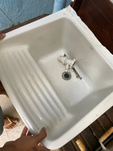 Tanque de lavar roupa com esfregador
