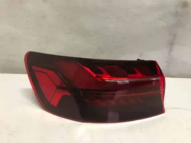 Lanterna Traseira Esquerda Audi A4 2020 2021 2022 Original Esquerdo/motorista Vermelho