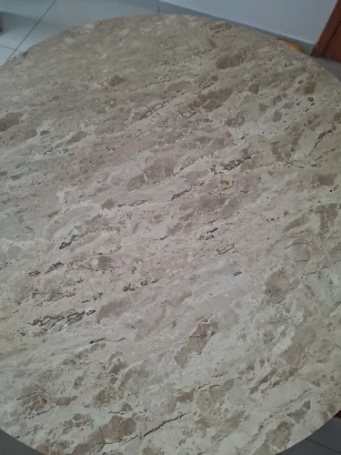 Mesa de cozinha com pedra travertino