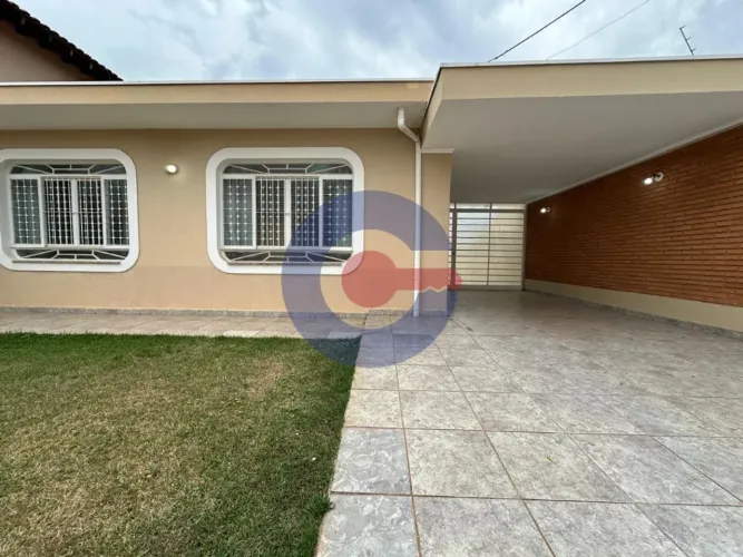 Casa de padrão à venda no bairro Estádio, Rio Claro: 2 dormitórios, suíte e 4 garagens