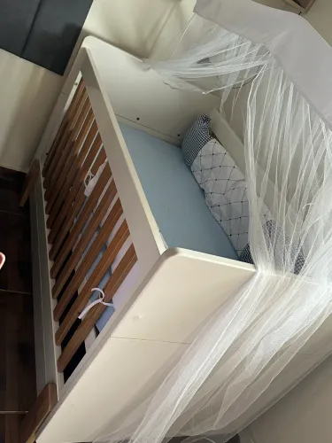 Berço infantil com detalhes em madeira + mosquiteiro + colchão