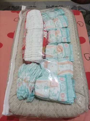 Ninho com 110 fraldas descartáveis