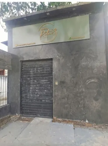 Ponto comercial com porta de vidro e grade