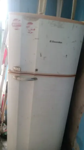 Geladeira pra sair hoje R$300 as vezes para de gelar embaixo 