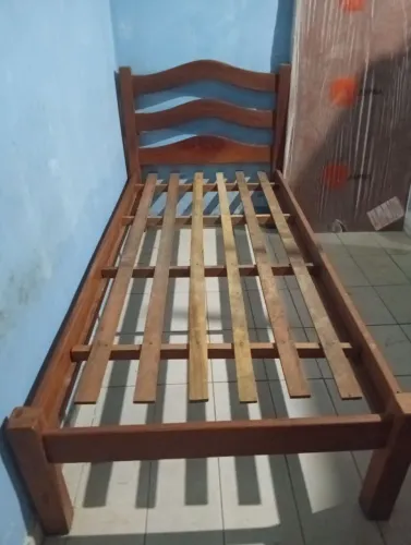 Cama de madeira maciça