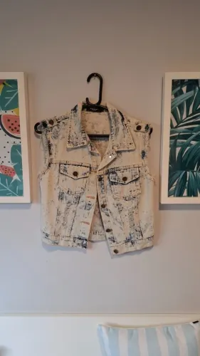 colete jeans claro clássico vintage vibes