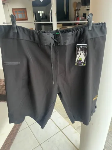 bermuda de surf marca Jisk