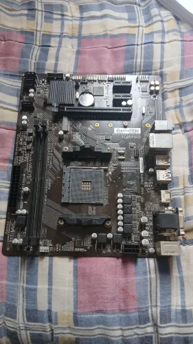 Placa Mãe Gigabyte AM4 A320M COM DEFEITO