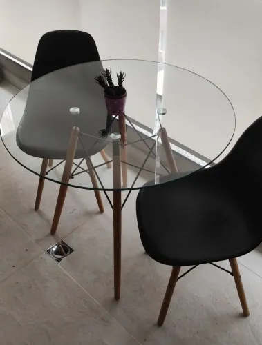 Mesa de Jantar Charles Eames Redonda Pés Madeira Tampo Vidro Eiffel Wood 90cm
