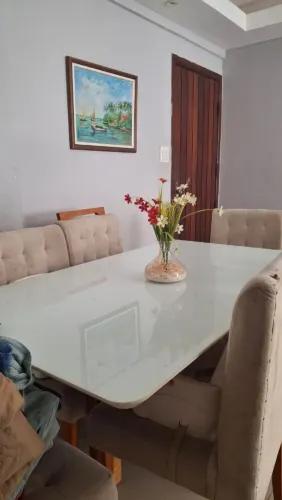 Mesa retangular à venda.