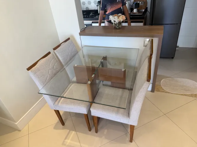 Vendo mesa de vidro com 4 cadeiras