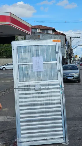 PORTA DE ALUMÍNIO COM GRADE E VIDRO 90CM - DIRETO DA FÁBRICA