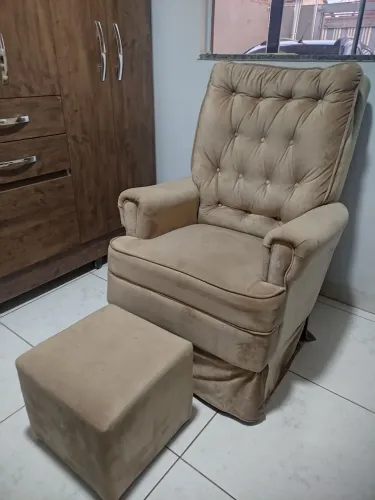 Poltrona de amamentação com balanço semi nova