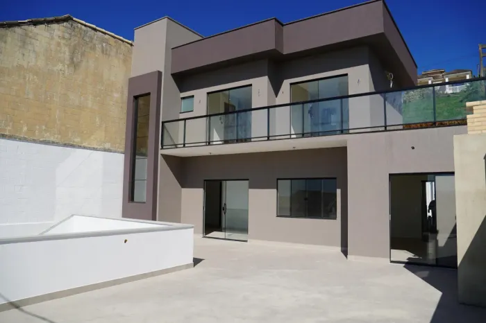 CASA À VENDA - CONDOMÍNIO DOS PÁSSAROS CABO FRIO - O Condomínio disponibiliza lazer e segu