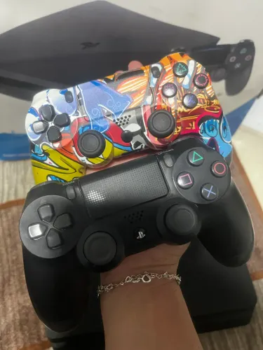 Ps4 1tb com 2 controles e caixa