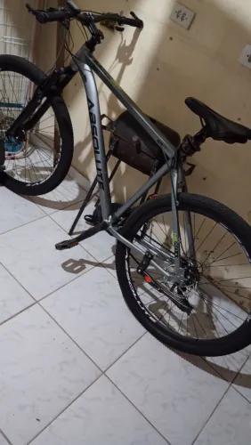 Vendo bicicleta absolute semi nova, aro 29 tamanho do quadro 21.