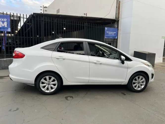 Ford Fiesta 1.6 16V Flex Aut. 5P 2013