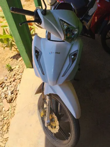 Avelloz AZ1 2025/2025. Apenas 3.200 km. Muito conservada