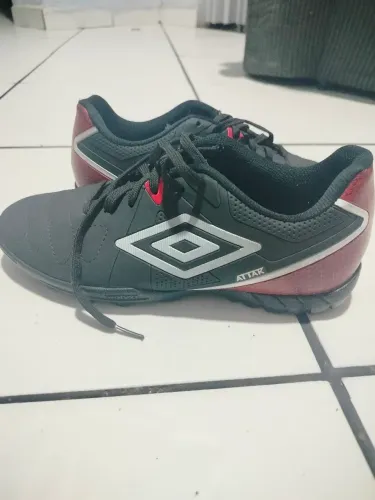 Vende-se chuteira tamanho 38 da umbro
