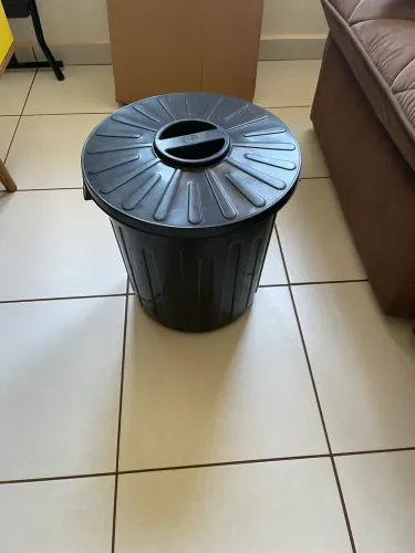 Cesto de lixo preto 60l com tampa