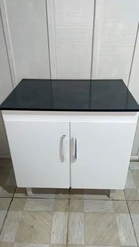 Armário Multiuso Branco com Tampo Preto e 2 Portas