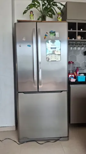 Geladeira electrolux 3 portas dm83x 579 litros com defeito