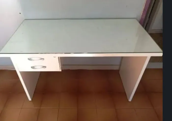 Mesa de escritório com tampo de vidro