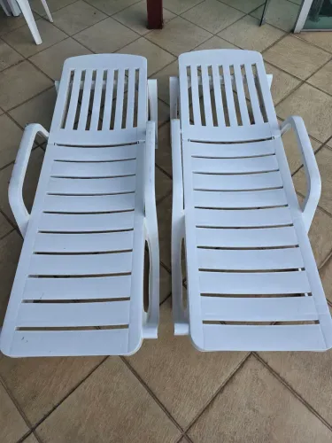 2 espreguiçadeiras, mais mesa com 4 cadeiras