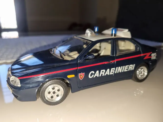 Miniatura Alfa Romeo 156 Carabinieri - Bburago Escala 1/24"