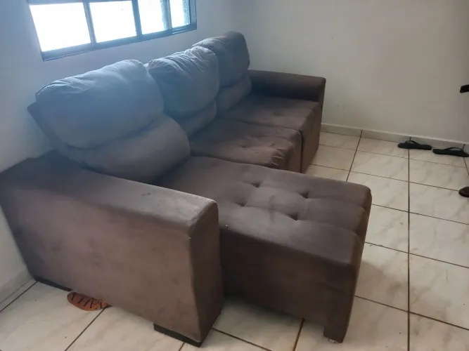 Vende-se sofá e geladeira por $900,00. Motivo por mudança! Cel: *