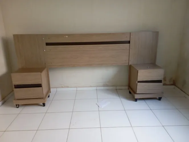 Cabeceira de cama com criado mudo