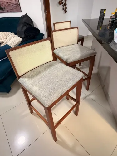 Banqueta em madeira e linho 