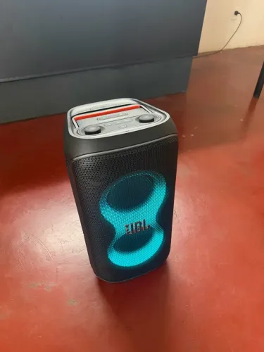 JBL PartyBox + 2 Microfones Sem Fio JBL