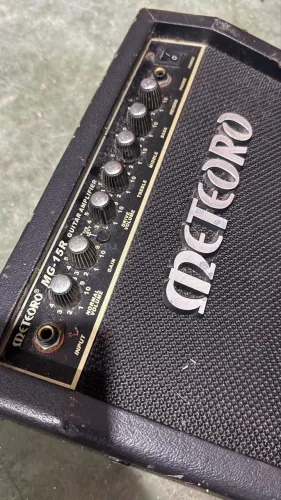 Amplificador de guitarra Meteroro MG-15R 