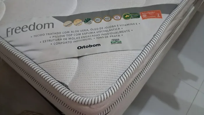 Vendo cama box ortobom casal ,molas ensacadas,semi nova,foi pouco usado única dona.