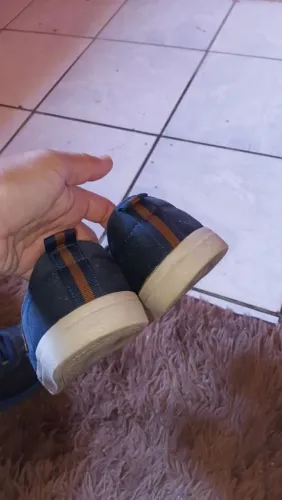 Tênis e sandália do meu filho semi novos mas n cabe mas nele