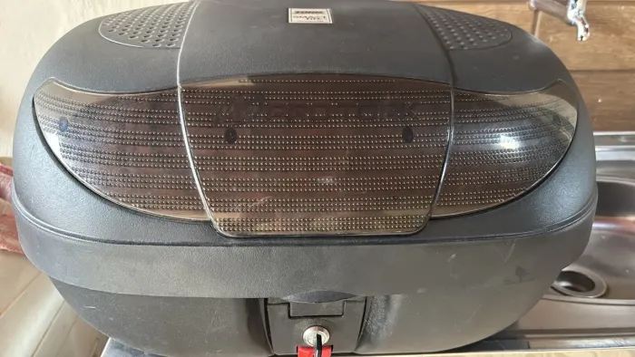Baú bagageiro para moto super novo cabe 2 capacetes